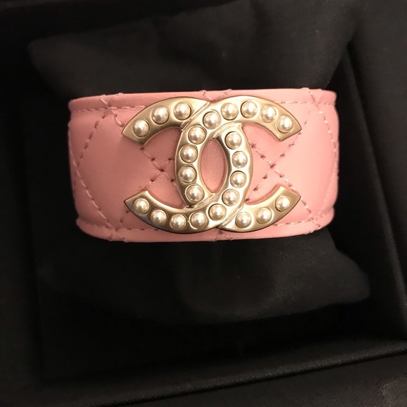 CHANEL PINK AND PEARL LEATHER CUFF BRACELET NWT - Picture 4 of 8